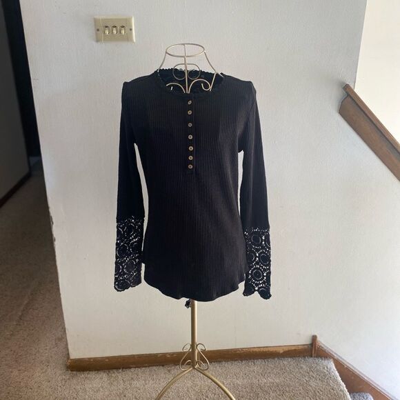 Doe & Rae black long sleeve crochet detail top size small - Picture 8 of 11